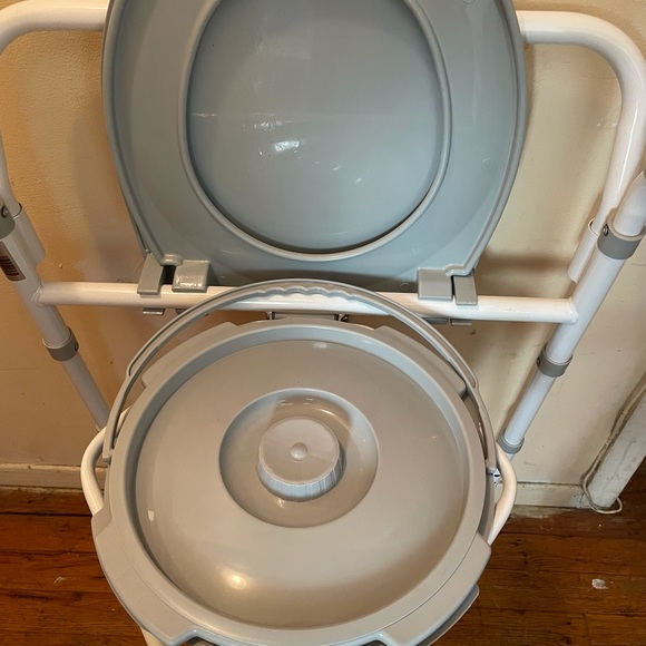 Commode - Picture 3 of 4